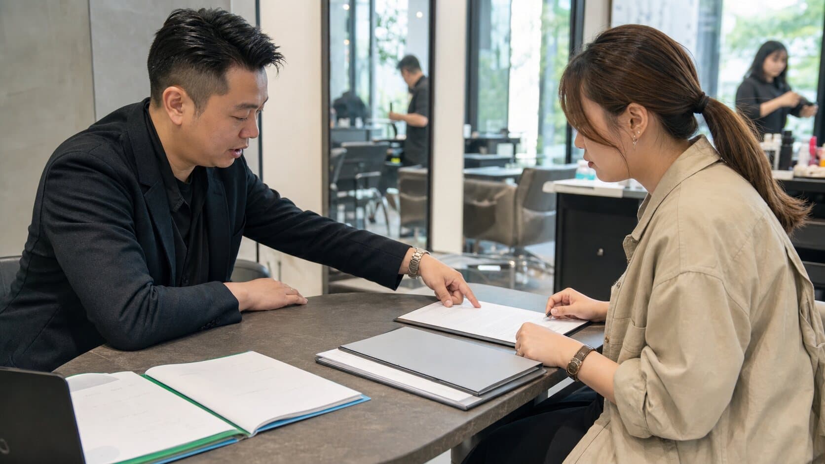 台灣沙龍店長與設計師核對三份不同階段的廣告串接審核文件